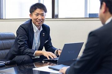 お客さまと商談をしている行員の様子