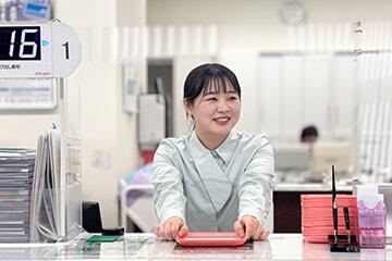 窓口で仕事をしている行員の様子