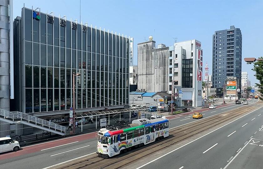 ラッピング電車第2号_高知銀行本店前_外装