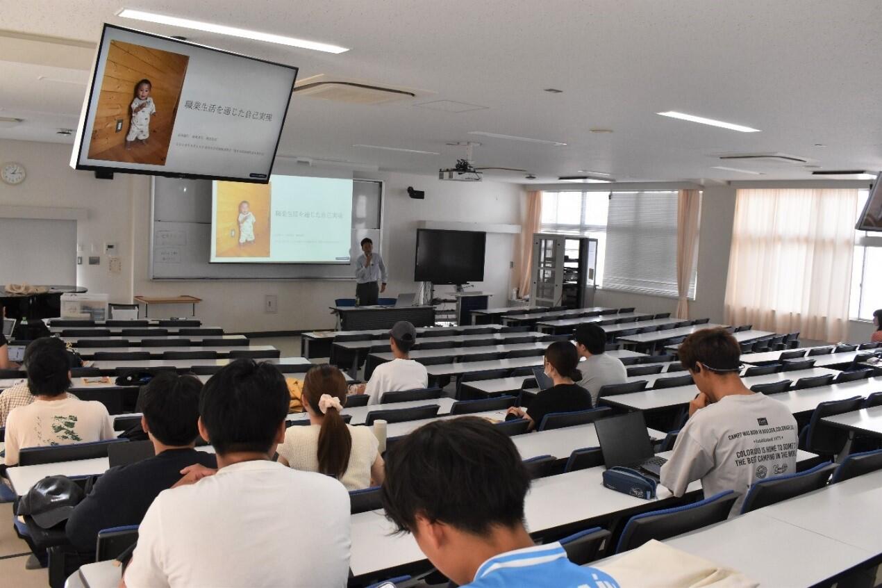 講義風景/職業生活を通じた自己実現/高知大学朝倉キャンパス/当行行員が高知大学のキャリア形成支援の講義に登壇