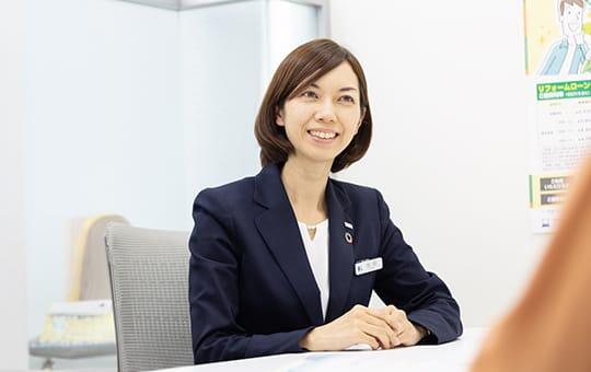 笑顔で応対する女性行員