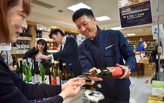 土佐酒試飲イベントの様子