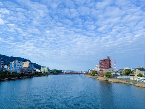 近くを流れる鏡川