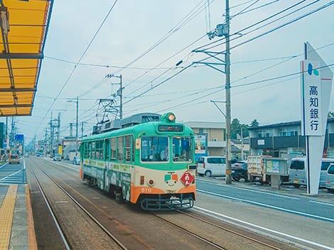 後免支店の前を通る路面電車