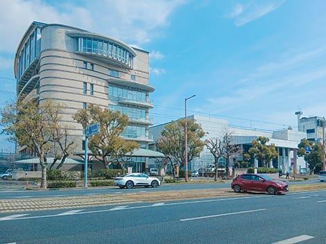市民憩いの場「アスパルこうち」と県民体育館