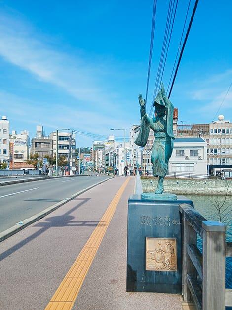 阿波踊り像<br>～新町川に架かる両国橋～