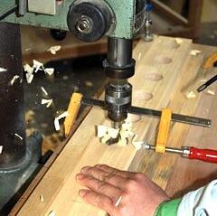 「井筒屋」の家具職人の手によって、ひとつひとつ丁寧に面取りされています