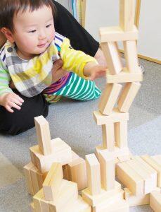 「井筒屋」の家具職人の手によって、ひとつひとつ丁寧に面取りされています