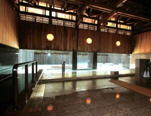 木の香温泉・・・川のせせらぎが聞こえる露天風呂を設けた、保温効果が高いといわれる含鉄ナトリウム、塩化物泉