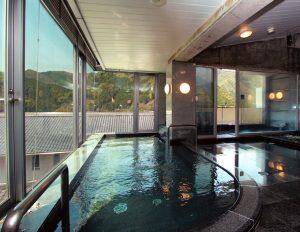 土佐和紙工芸村くらうど・・・仁淀川の伏流水を薪で沸かし、季節ごとの様々な薬草をブレンドした薬湯が自慢