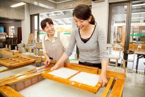 「いの町 紙の博物館」での紙漉き体験