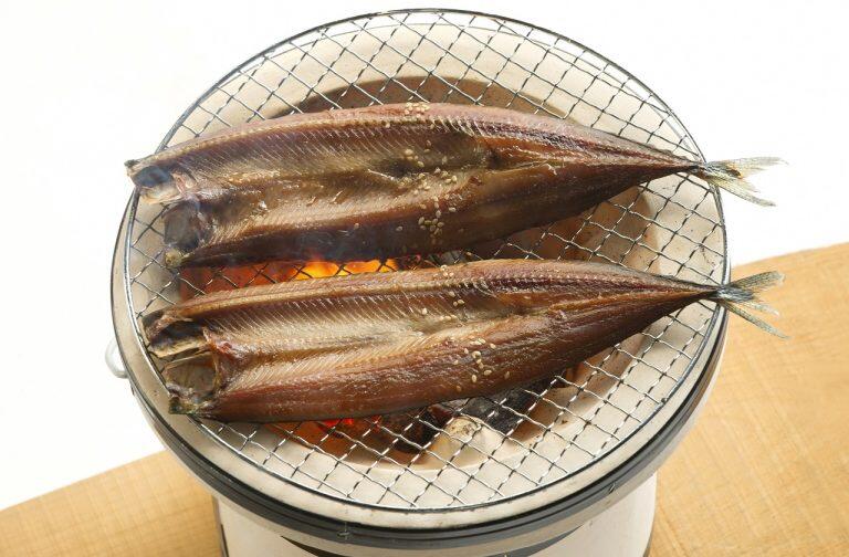 代々伝わる秘伝のタレにじっくり漬け込んだ、ほど良い甘さの味醂干(みりんぼし)と、絶妙な塩加減でふっくら柔らかく仕上げた塩干!干物を焼いた時の芳ばしい香りと、素材の旨味が絶品です。