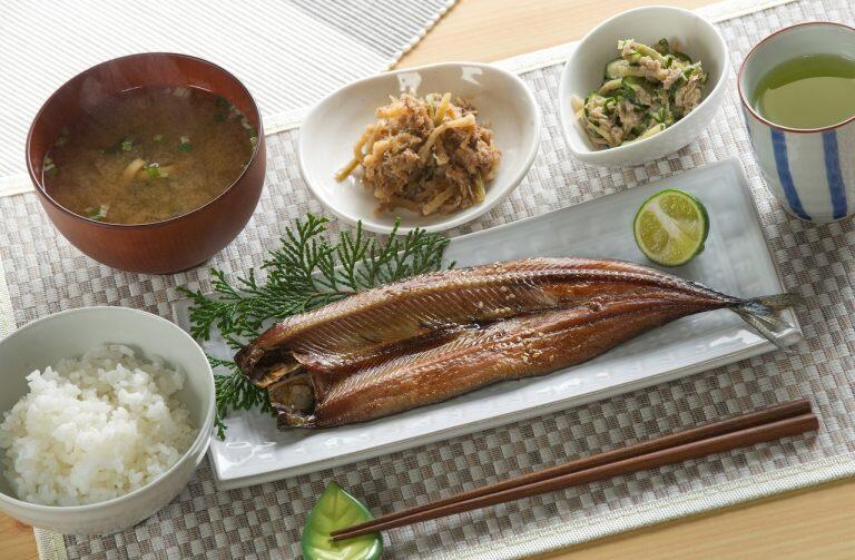 代々伝わる秘伝のタレにじっくり漬け込んだ、ほど良い甘さの味醂干(みりんぼし)と、絶妙な塩加減でふっくら柔らかく仕上げた塩干!干物を焼いた時の芳ばしい香りと、素材の旨味が絶品です。