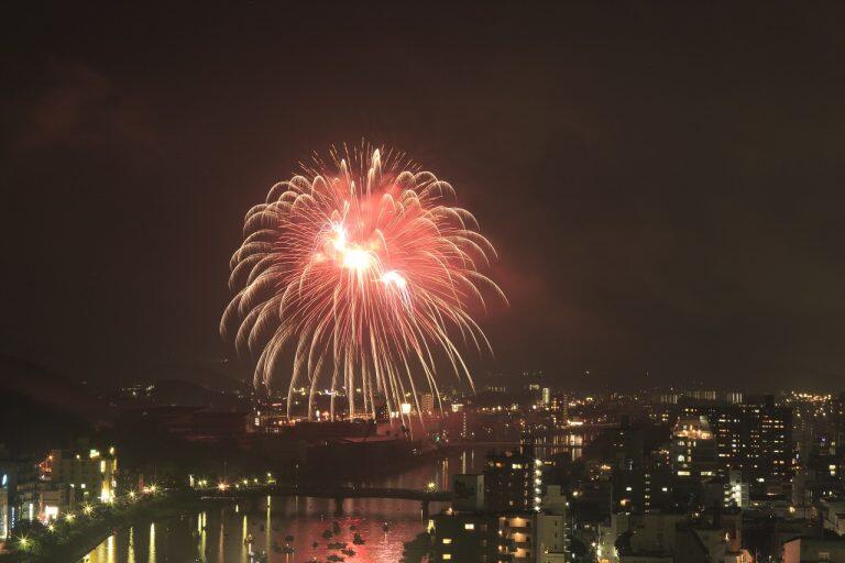 スターマインやナイアガラなど約4,000発の花火