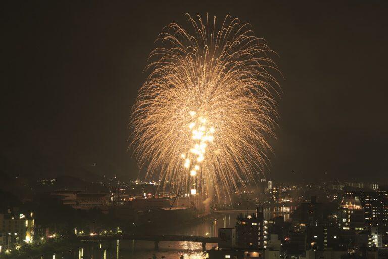 スターマインやナイアガラなど約4,000発の花火