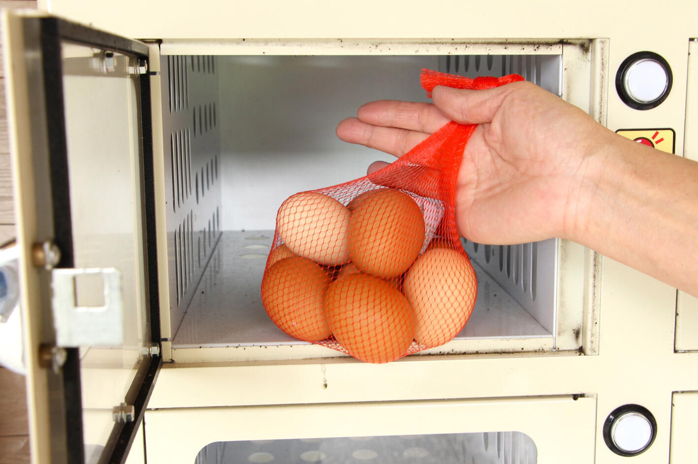 卵の自働販売機 購入後取り出し