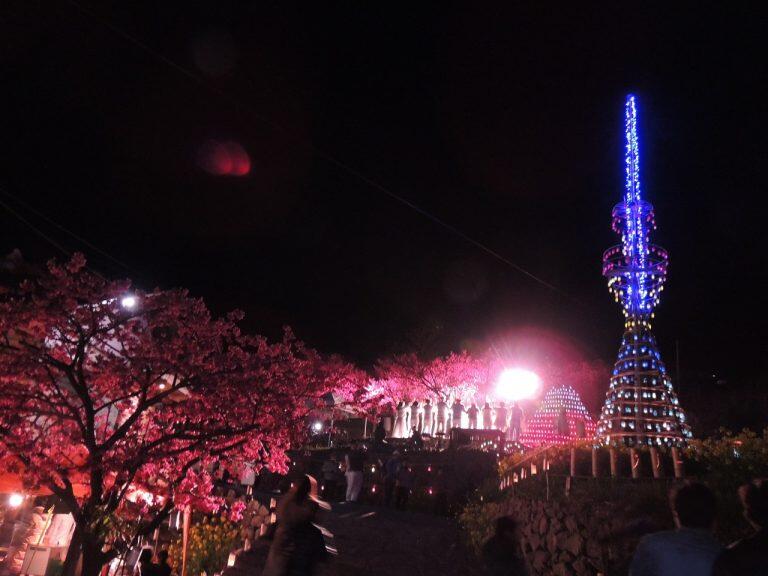 周りに灯されたキャンドルの柔らかくあたたかい光に包まれた会場は、まるで別世界