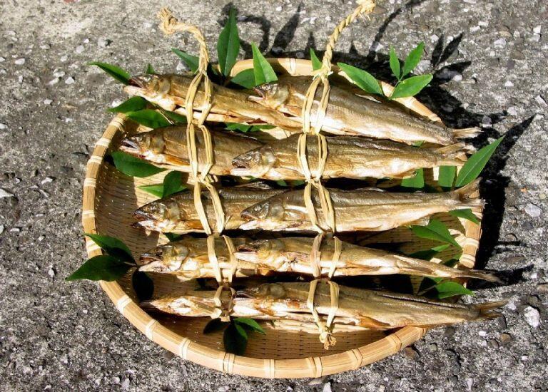 焼缶による炭火で鮎をじっくり焼き上げた『焼鮎』