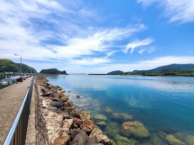 穏やかな宇佐湾が目の前に広がる「中里食品」