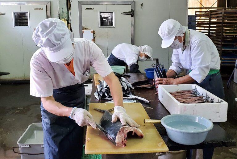 熟練した職人が丁寧に手早く魚を捌いた後、味醂干・塩干それぞれの専門職人が、魚の大きさや身の厚みに合わせた味付けを施し、乾燥