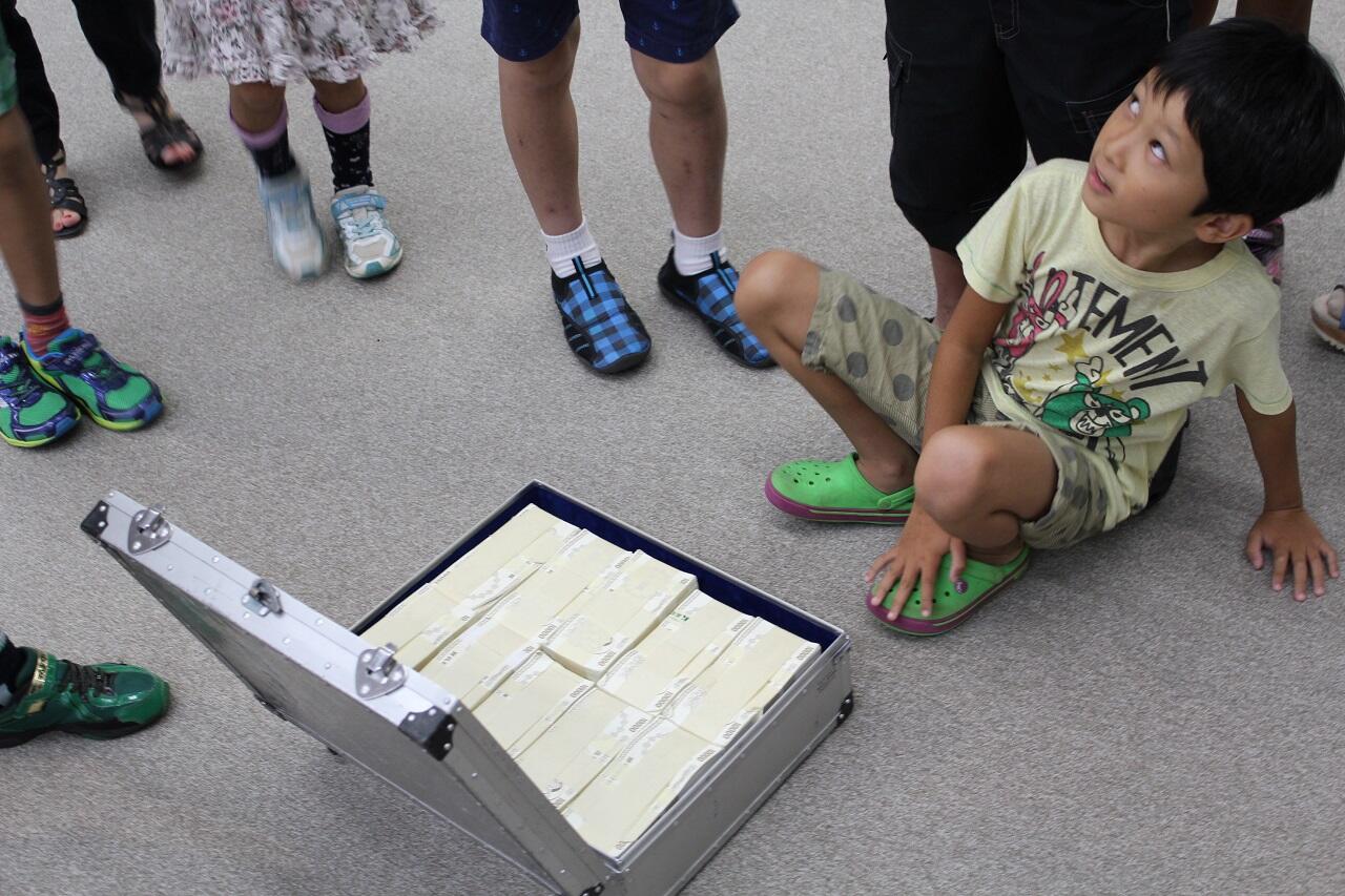 子ども金融・科学教室 1億円の重さ体験