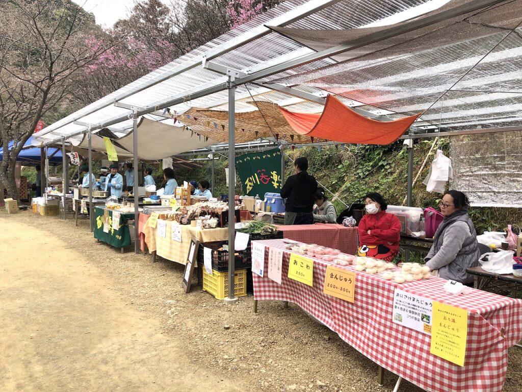 東屋エリアで雑貨やお菓子の出店をする地元の方たちがお出迎え