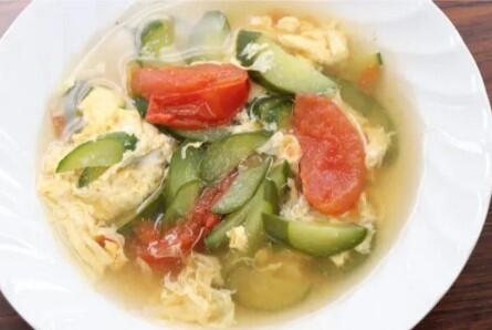 きゅうりとトマトのふんわり卵スープ
