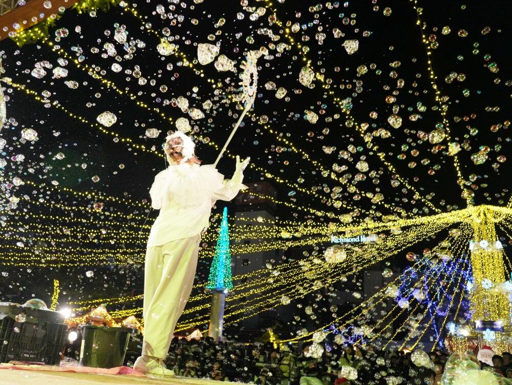 様々なアーティストや合唱団による、クリスマスステージショー