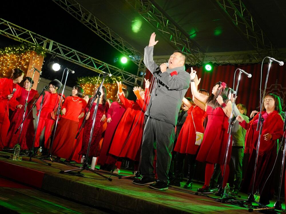 夜空に響くような澄みきったウィンターソングや、喜びを分かち合うゴスペル