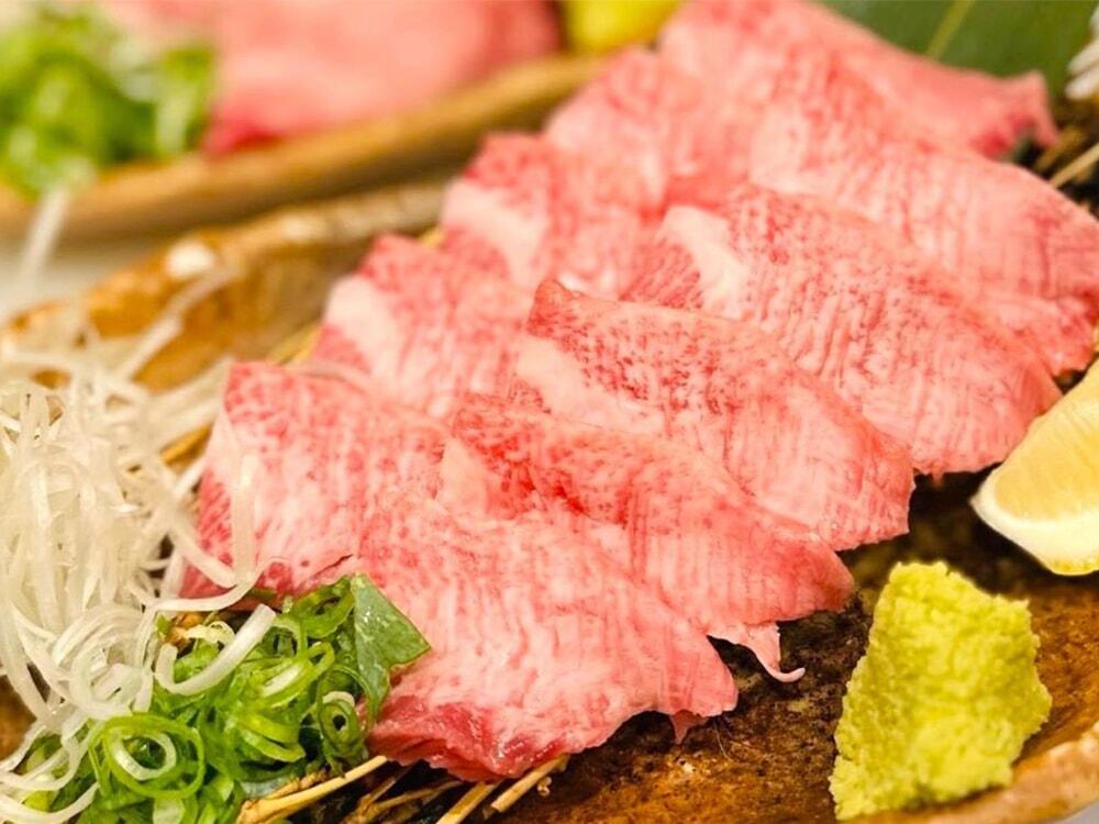 直営焼肉店　和牛一頭買　小川精肉店でリピートナンバー1の「タン刺し」の写真/小川精肉店
