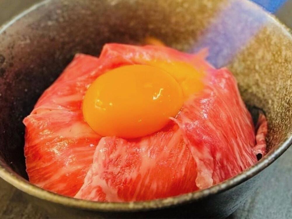 直営焼肉店　和牛一頭買　小川精肉店でシメに打ってつけの「肉屋のTKG極」の写真/小川精肉店