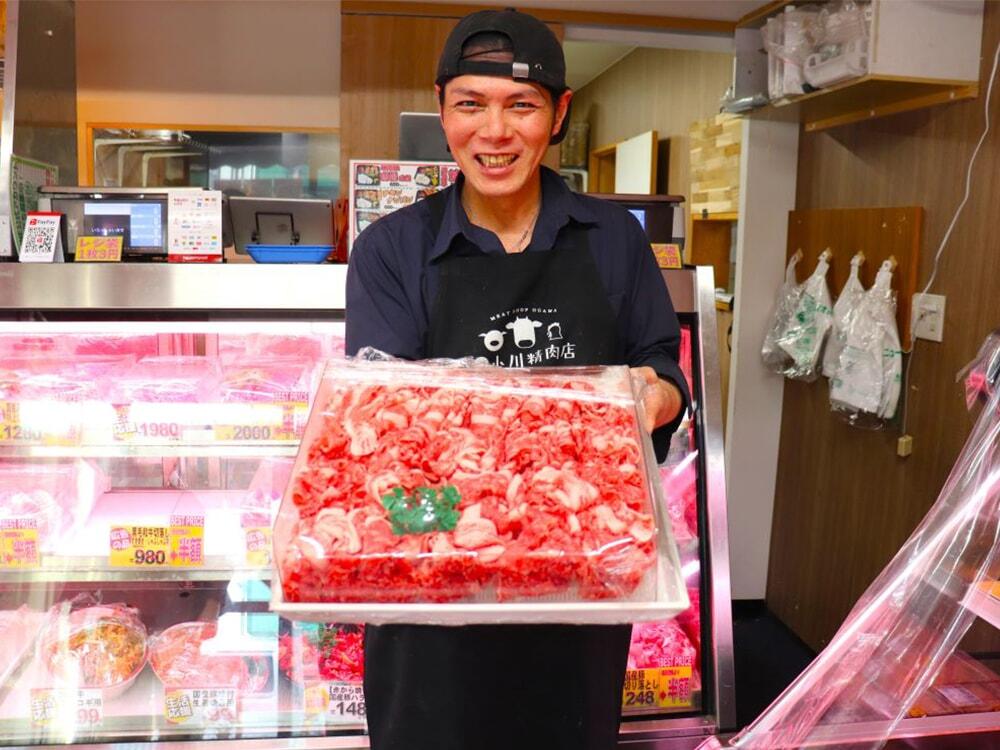 豊富なお肉を抱えている小川代表の写真/小川精肉店