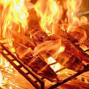 豪快な炎でカツオの表面を藁焼き