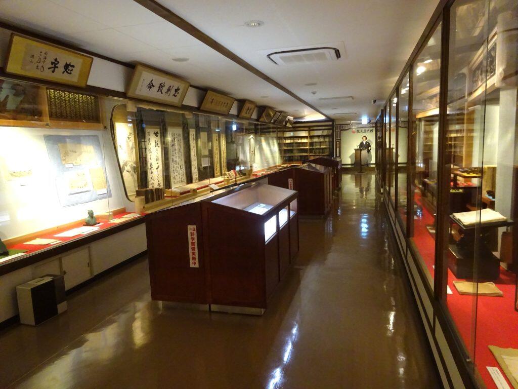 今にも動き出しそうな、リアルな蝋人形を制作したのは、国有文化財級の芸術家として知られる台湾の林健成(リン・ゲンシン)氏。龍馬の生涯を27の歴史的場面に厳選し、細部に至るまで徹底的に作り込まれた舞台で再現していますよ。館内には、龍馬に関する稀少な史料、幕末や土佐藩の貴重な文物などを展示した「龍馬有縁資料館」も併設。