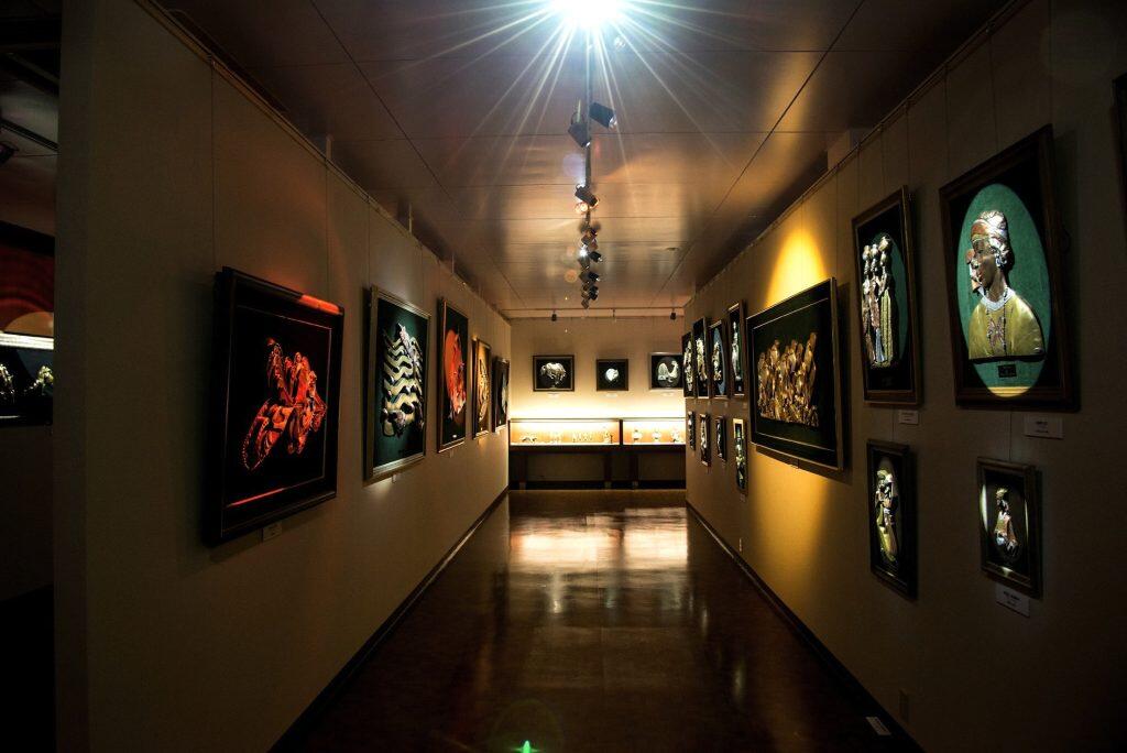 天才絵師・絵金の日本画を集めた「絵金派アートギャラリー」、ガーナ出身のアーティスト、フランシス・クワティ・ニーオの作品を揃えた「ニーオアフリカンギャラリー」