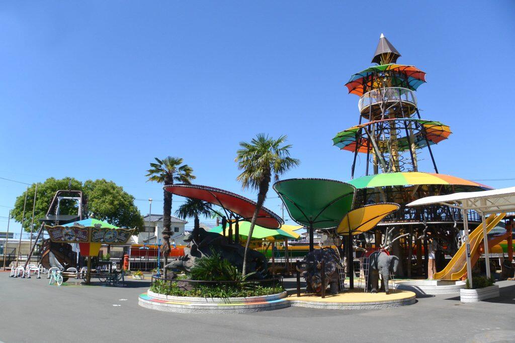 園内に入ると、まず目を引くのが不思議な遊具が並んだ「わんぱく広場」です。広場には、超巨大ジャングルジムや横にグルグル回転するブランコ、自転車のメリーゴーランドなど、他では見ることのできない珍しい遊具がいっぱい!