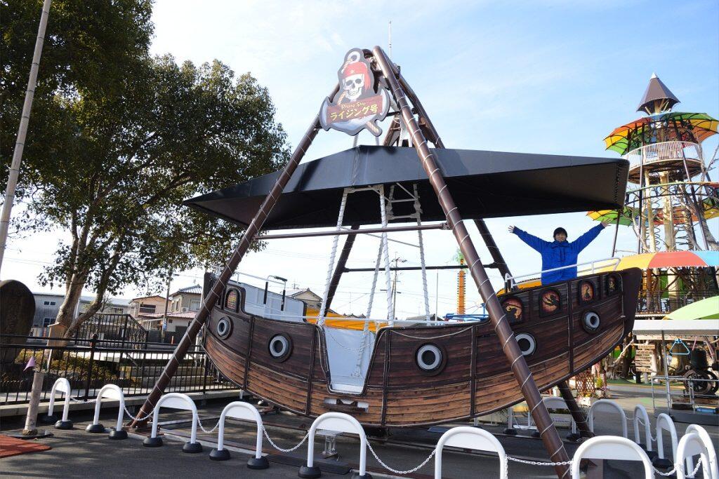 園内に入ると、まず目を引くのが不思議な遊具が並んだ「わんぱく広場」です。広場には、超巨大ジャングルジムや横にグルグル回転するブランコ、自転車のメリーゴーランドなど、他では見ることのできない珍しい遊具がいっぱい!