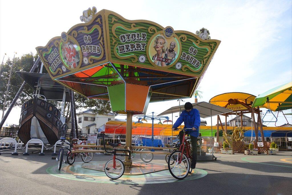 園内に入ると、まず目を引くのが不思議な遊具が並んだ「わんぱく広場」です。広場には、超巨大ジャングルジムや横にグルグル回転するブランコ、自転車のメリーゴーランドなど、他では見ることのできない珍しい遊具がいっぱい!