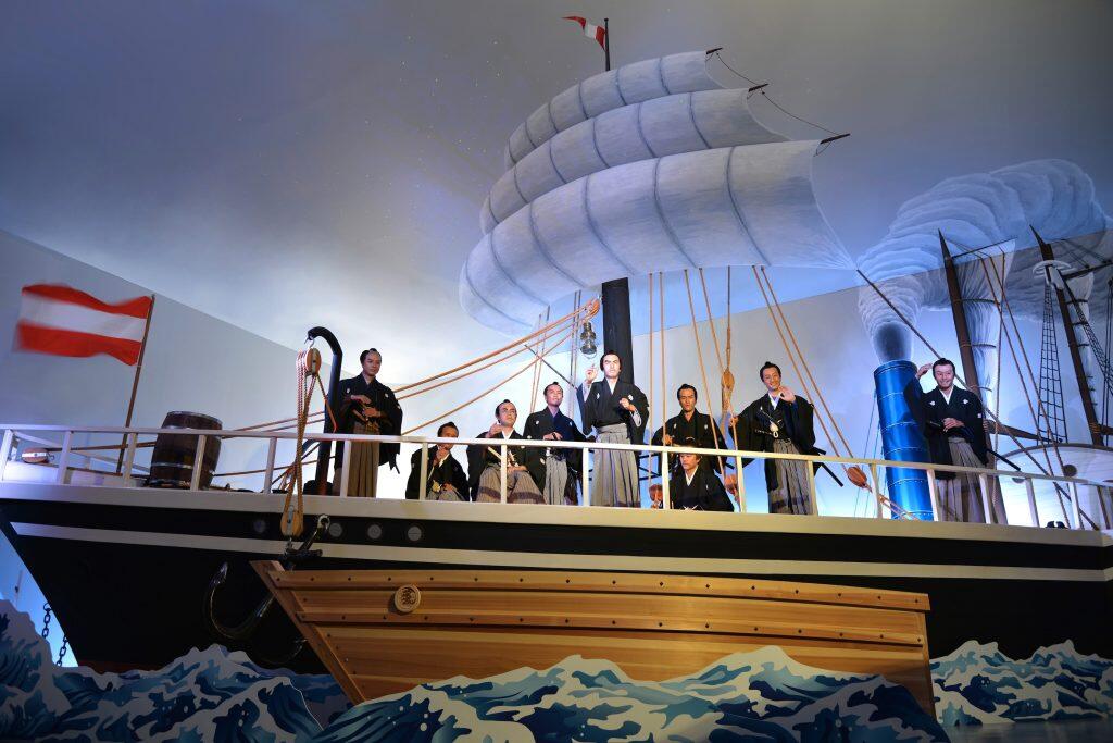 8つの展示館(有料)の中には、坂本龍馬が駆け抜けた33年の人生を、120体を越える蝋人形と巧みな演出効果により、臨場感溢れる劇場スタイルで再現している「龍馬歴史館」があります。