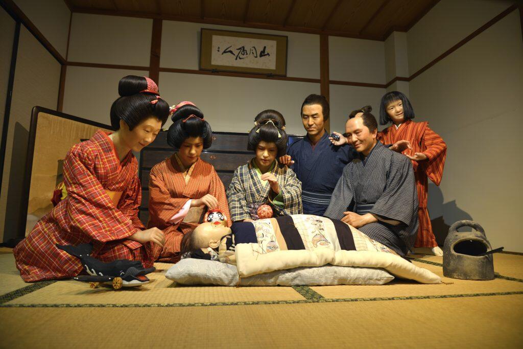 今にも動き出しそうな、リアルな蝋人形を制作したのは、国有文化財級の芸術家として知られる台湾の林健成(リン・ゲンシン)氏。龍馬の生涯を27の歴史的場面に厳選し、細部に至るまで徹底的に作り込まれた舞台で再現していますよ。館内には、龍馬に関する稀少な史料、幕末や土佐藩の貴重な文物などを展示した「龍馬有縁資料館」も併設。