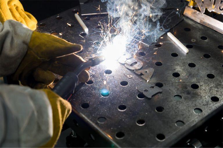 発動機の仕組みを知りながら組み立て、動かすところまでできる