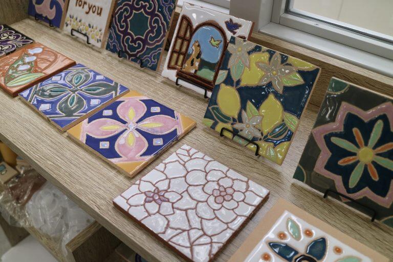 タイルに自由に絵付けするスペインタイル体験な