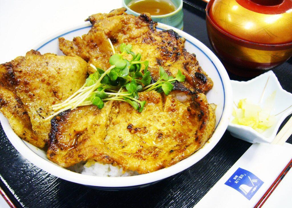 「全国丼グランプリ」で4年連続金賞を受賞した「窪川米豚丼」