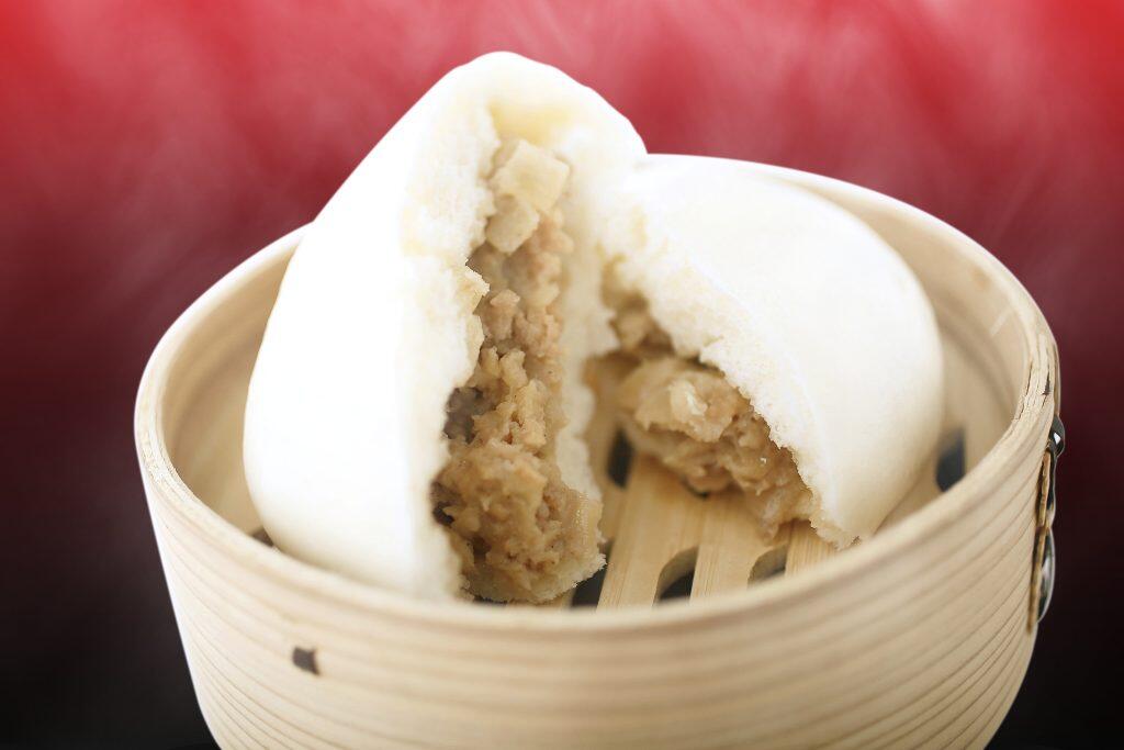 大粒の挽肉に高知県産タケノコや国産タマネギを加えた具材がたっぷり