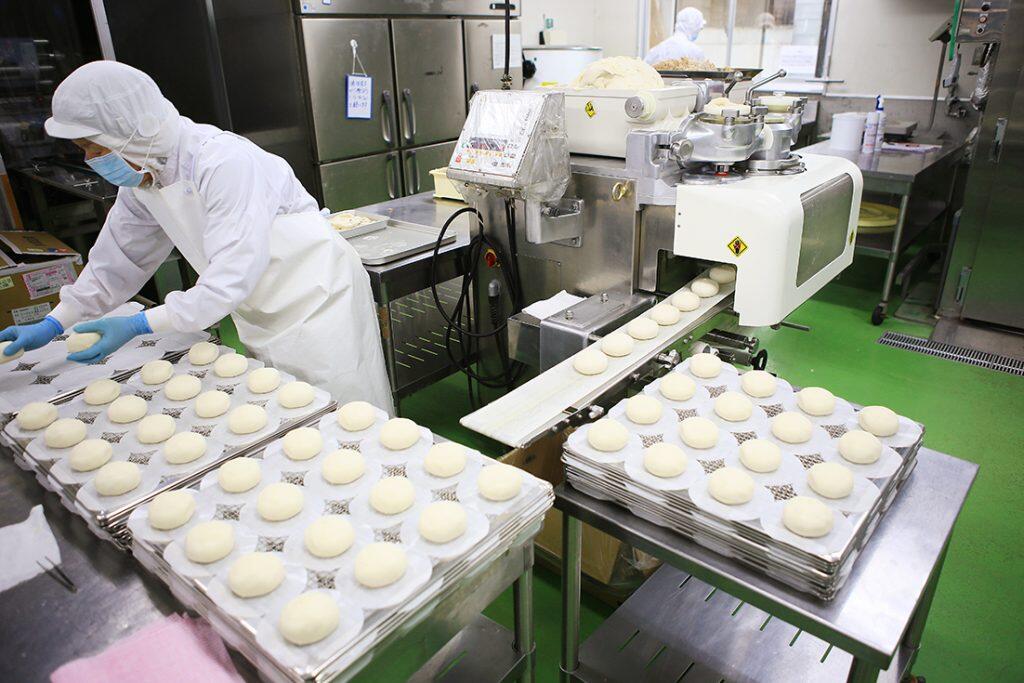 生肉を仕入れ、道の駅内にある自社加工場で挽肉にしてから独自のブレンドをしているので、旨さも倍増です!