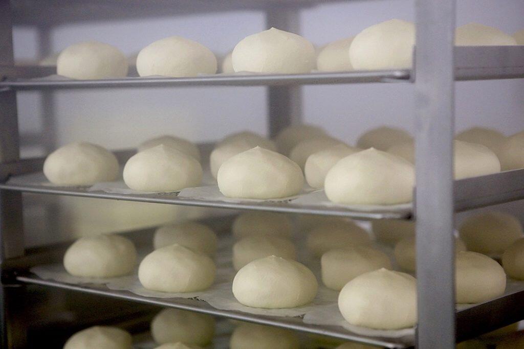 生肉を仕入れ、道の駅内にある自社加工場で挽肉にしてから独自のブレンドをしているので、旨さも倍増です!