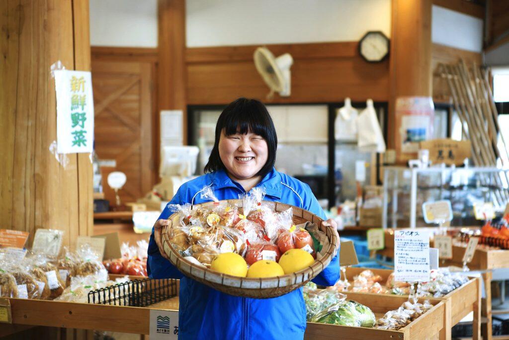 四万十町の生産者さんが育てた新鮮な野菜や果物、お餅やお漬物などの加工品を販売する産直コーナー「農家のフリーマーケット」