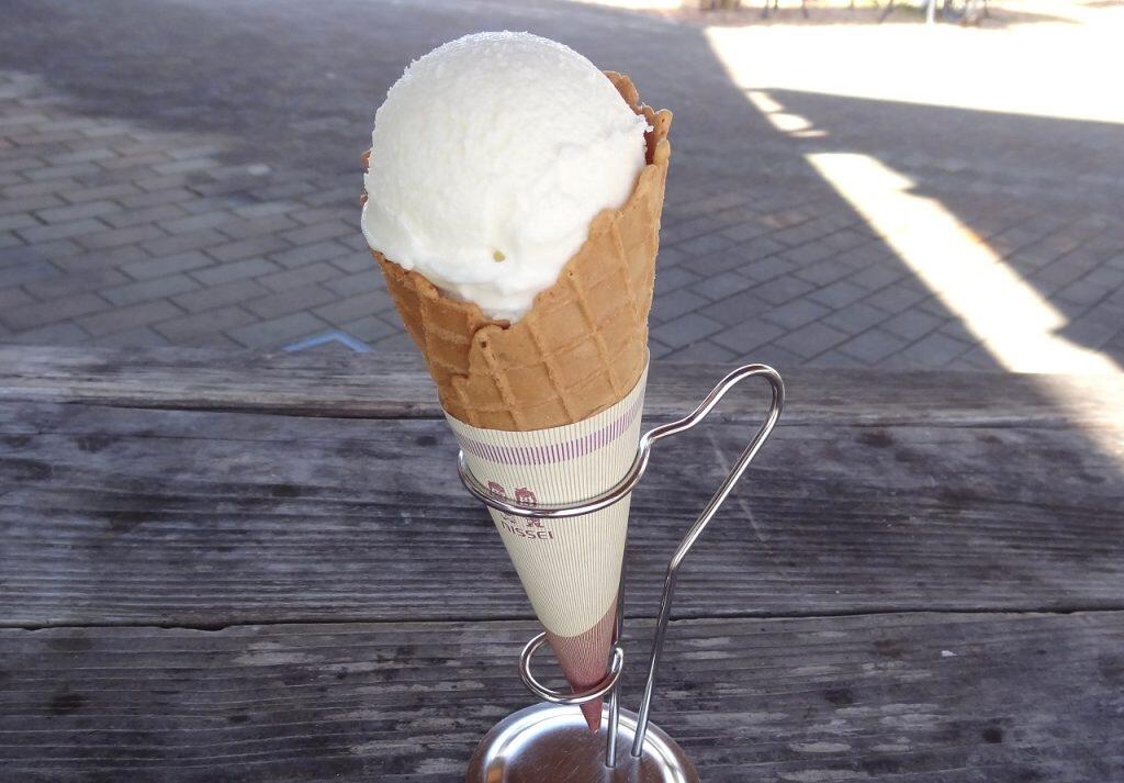 「みるく工房」では、四万十川流域の酪農家から、搾りたての生乳を仕入れており、新鮮で濃厚な生乳で作るミルクアイス