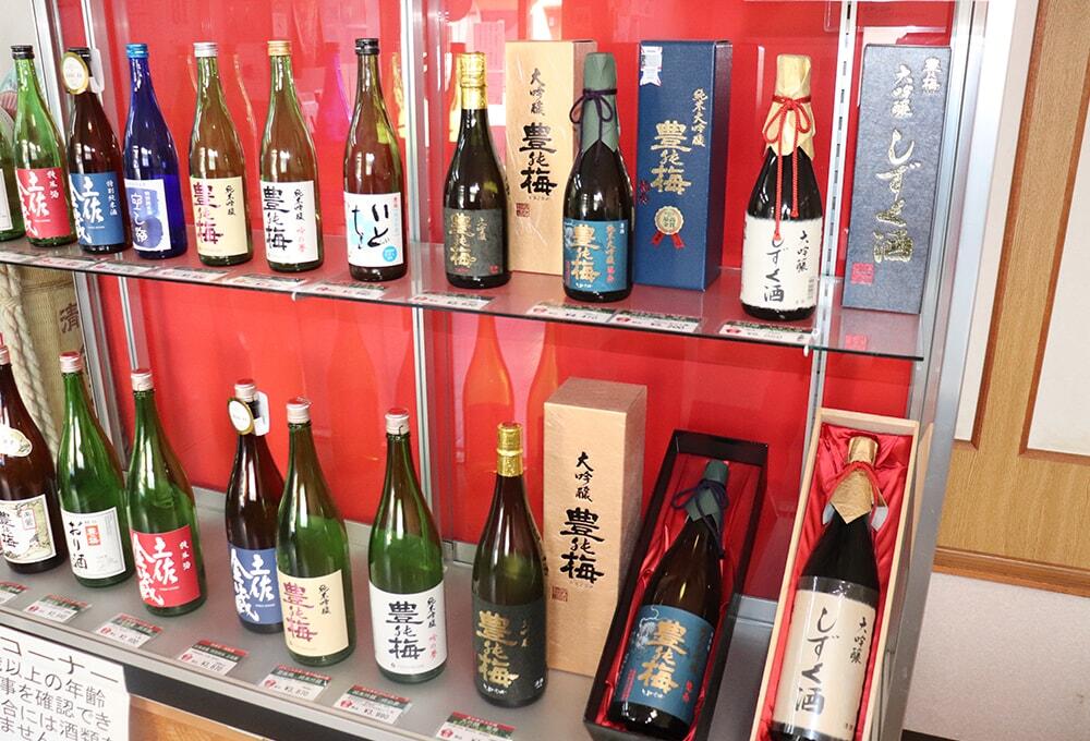 高木酒造の商品棚に並ぶお酒の写真/赤岡町「高木酒造」