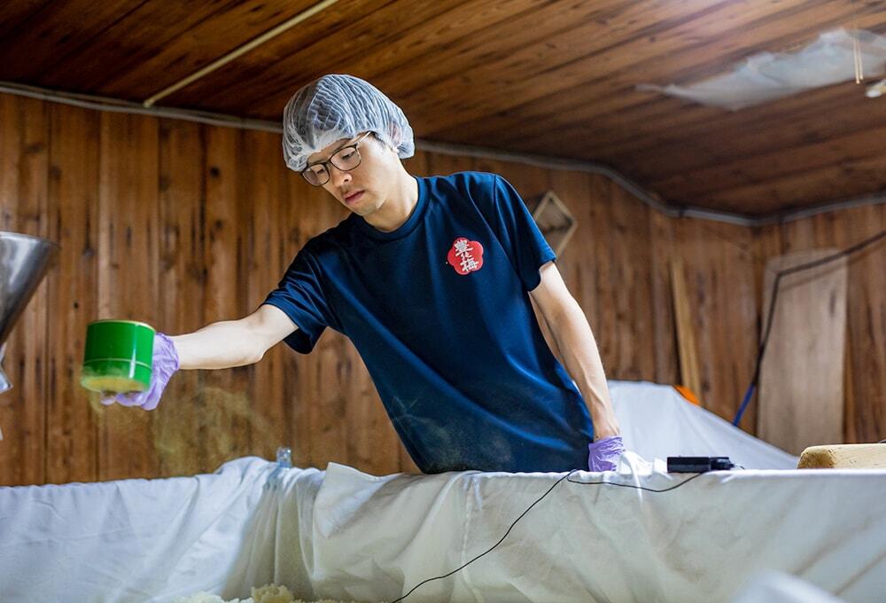 仕込みをしている六代目の写真/純米吟醸「いとをかし」